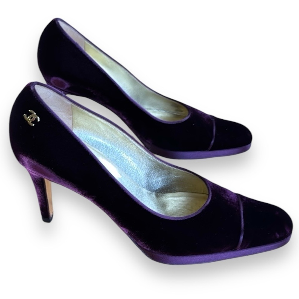 CHANEL 2000s heels velvet burgundy purple 40 velour CC interlocking cherry pumps